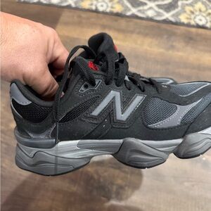 New Balance kids  Black and Gray Athletic Shoes size 6.5 great condition!
